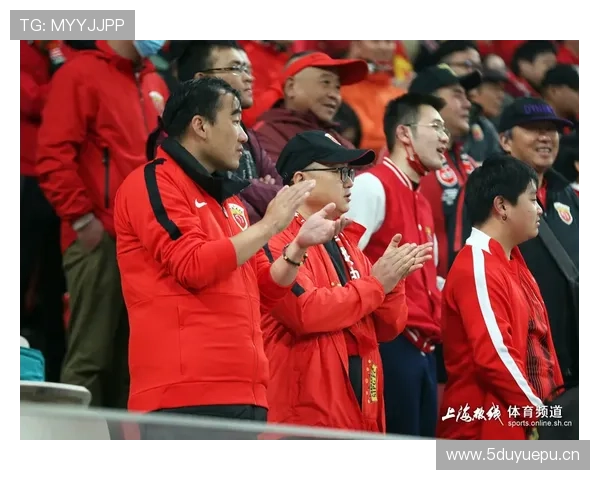 德国球迷合唱展现主场氛围