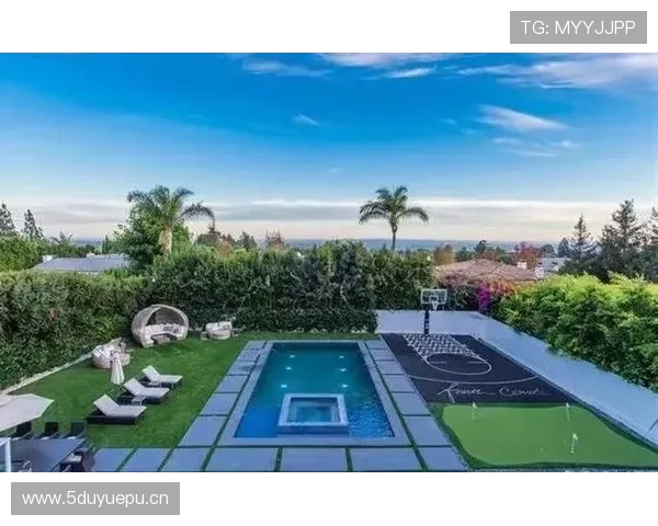 保罗·乔治刚买的豪宅，光车库就比我家房子大吧！