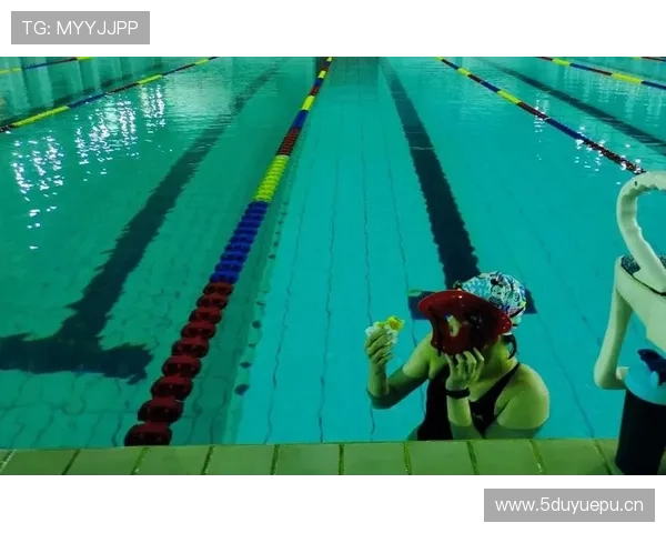 李冰洁训练场突然停下，周围队友全懵了，这日常也太奇怪了吧？