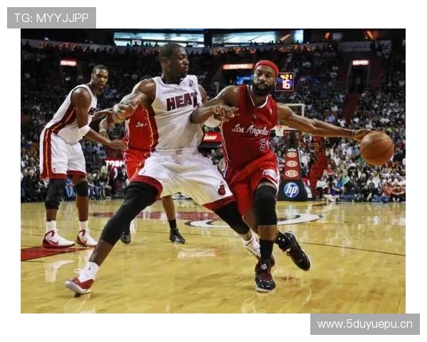 巴郎·戴维斯无球跑动制造错位，改变快攻节奏主导进攻