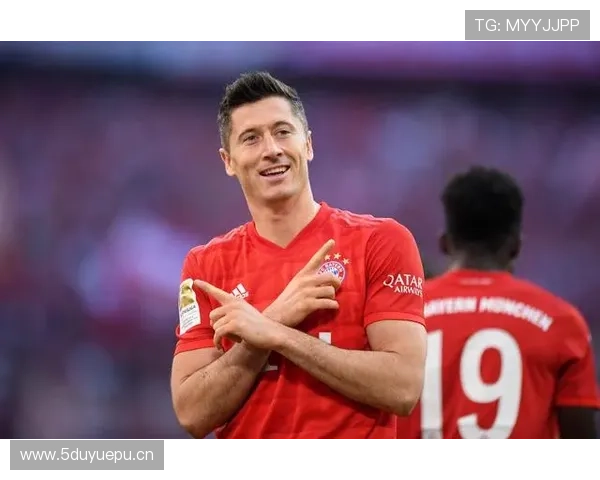 莱万今儿穿西装像去参加派对，结果上场像打了鸡血一样，真不是一般人玩的套路